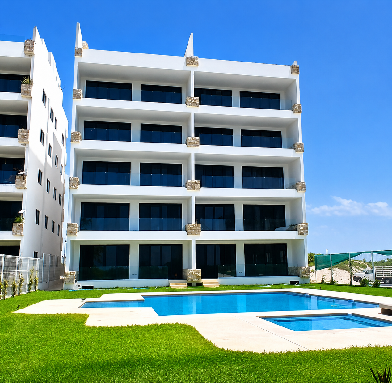 Alberca y Fachada Ocean View